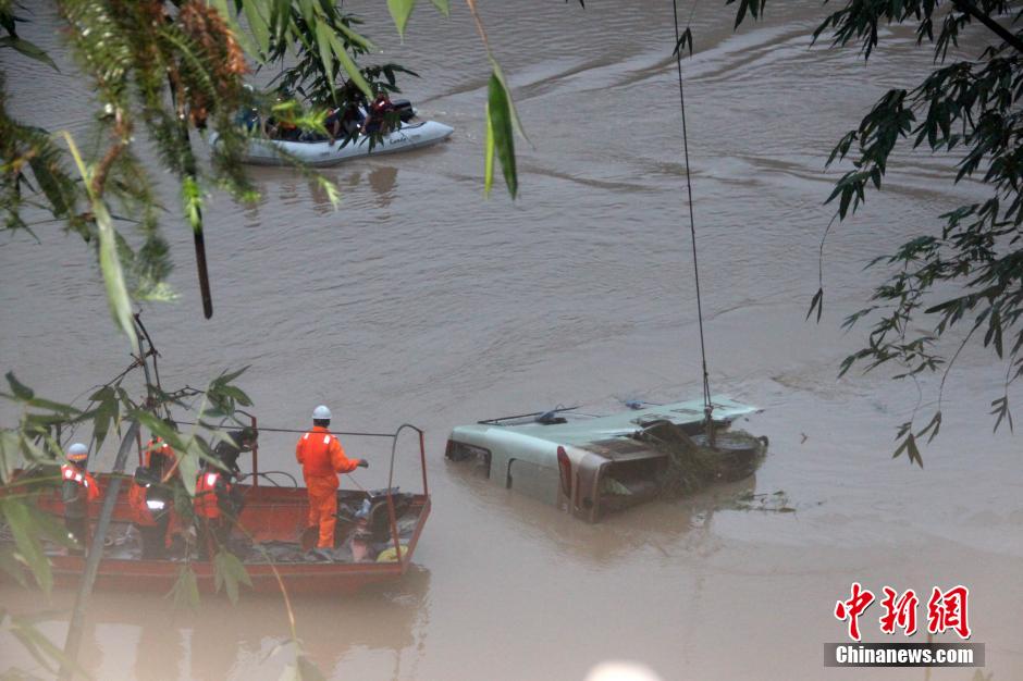 事故现场消防官兵正在救援