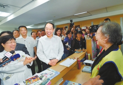 省委书记尤权与居住该村的老年志工交流