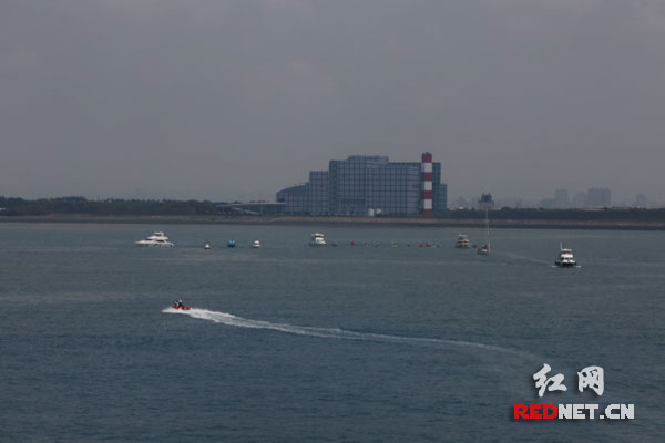 “两岸健儿泳渡台湾海峡”挑战活动18日中午正式启动，14名游泳健儿接力挑战台湾海峡。
