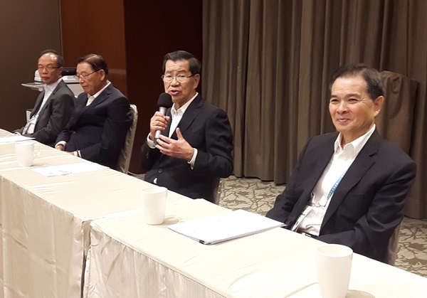 2016两岸企业家峰会5日在金门登场，峰会台湾方面理事长萧万长（右2）表示，盼望透过峰会这个平台，在双方竞合中，寻找新的合作模式，以壮大台商。图片来源：台“中央社”