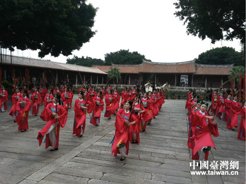 两岸大学生记者欣赏祭孔礼乐《八佾舞》