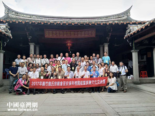 台湾嘉义县义竹乡翁氏宗亲会参访团在安溪进宝殿前合影留念