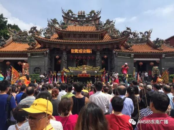 土城五谷先帝庙前聚集了大批妈祖信众