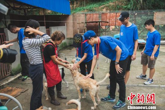 小动物保护基地负责人范晓燕向志愿者们讲述小动物的收养故事。　李南轩 摄