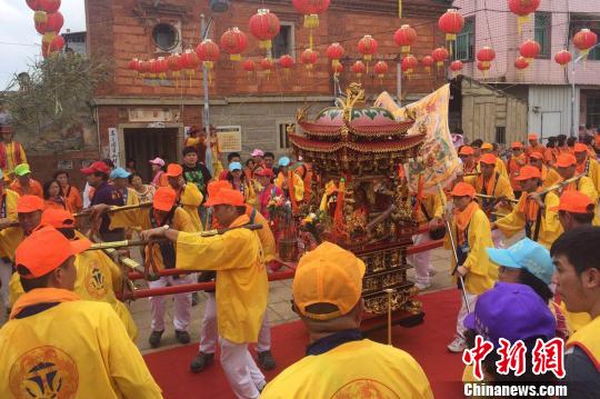 9月10日，来自台湾台中的422名妈祖信众到晋江金井下丙霞里宫进香。　孙虹　摄