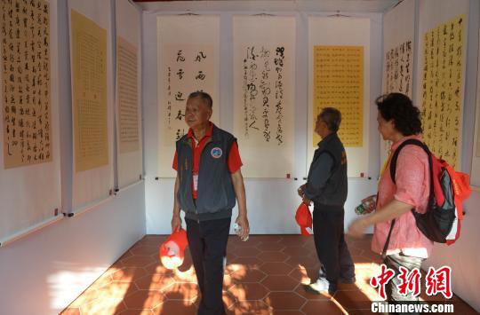 图为民众参观书画展。　吕明 摄