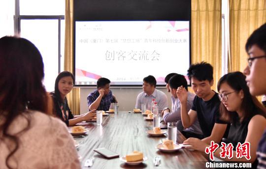 创客们在进行交流探讨。　伟彬 摄