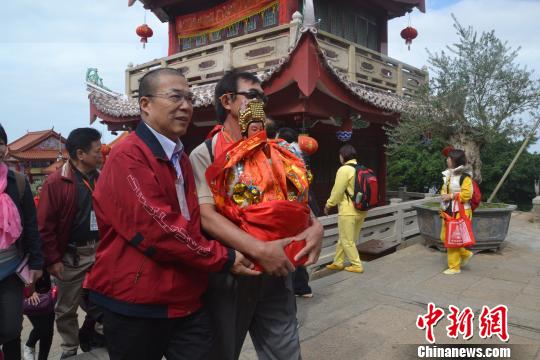 3日上午，台湾台中丰原区广福宫妈祖信众一行85人，恭捧分灵妈祖前往妈祖故里湄洲岛谒祖进香。　林群华 摄