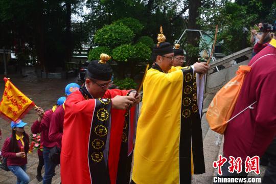 员林福宁宫一行，以三位法师手执玉圭在前，一路虔诚，拾级至湄洲妈祖祖庙天后宫。　林群华 摄