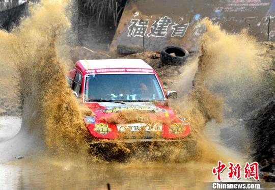 图为赛车经过深水坑。　王东明 摄