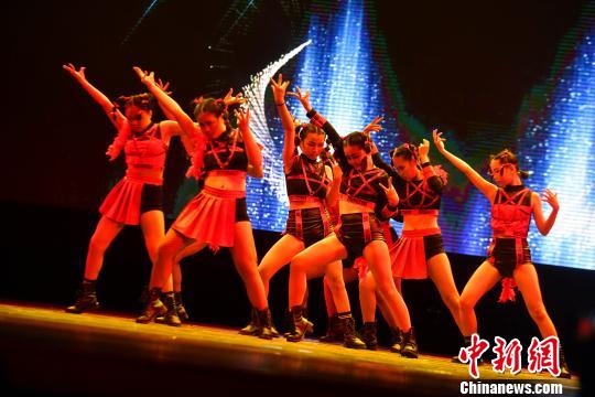 中国风“碰撞”嘻哈　千名两岸舞者福州街舞炫技
