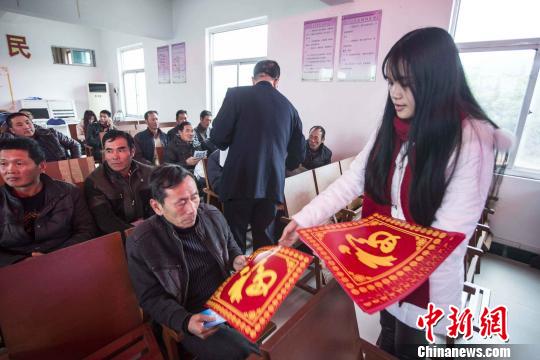 1月13日，福建海事人员给两岸乘客送新春之“福”。　谢庆岚 摄