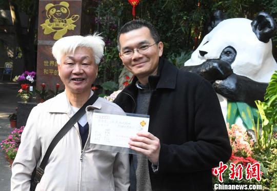 台湾大学兽医系副教授周崇熙(右)与福州市熊猫保护协会常务理事李智启(左)交流热络。　记者刘可耕 摄