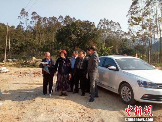 吴玉纹(左二)近日再次回到山城访亲。　严峥 摄