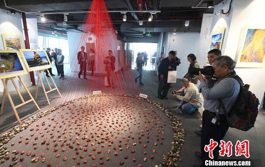 两岸老摄影家摄影展：展“一脉相承”奇特地貌景观