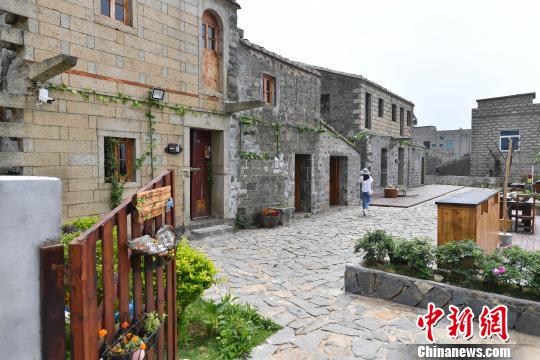成为平潭旅游一张新名片的“石头会唱歌艺术聚落”，也成为两岸文创交流的平台。不少台湾艺术家来此寻求灵感，进行交流创作，大陆游客也纷纷来此体验台湾文创的精致与活力，倾听大海与石头的故事。　吕明 摄