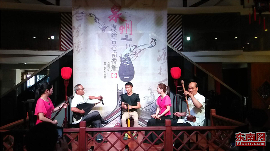 台湾实习生陈奕齐在学南音。