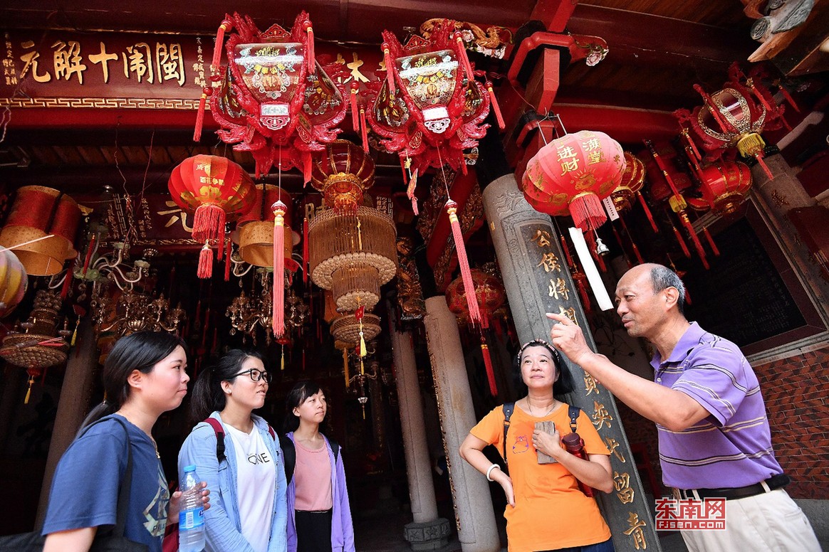 周芷茹团队在丰州古街傅氏家庙里仔细倾听傅姓宗亲介绍。