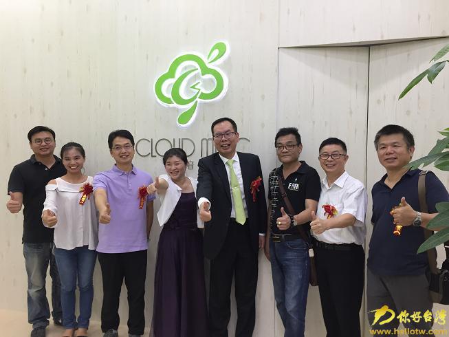 嘉宾参观位于外图书城一楼的云音乐学院旗舰中心教学示范点