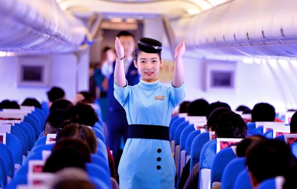 厦航首批34名台籍空姐开始上机飞行