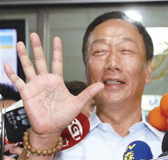 郭台铭告发周玉蔻出庭时双手写“忍”字（图）