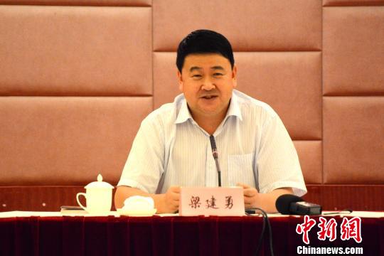 福建龙岩市委书记梁建勇：经济转型要“借船出海”